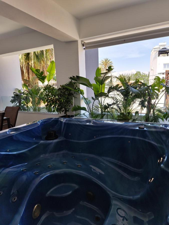 Carisa Deluxe Apartment With Jacuzzi Larnaca Exterior photo