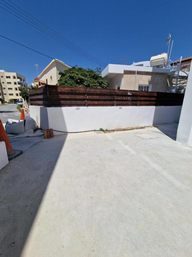 Carisa Deluxe Apartment With Jacuzzi Larnaca Exterior photo