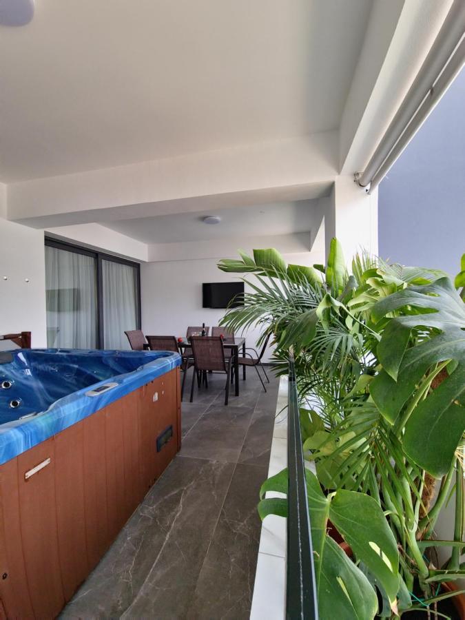 Carisa Deluxe Apartment With Jacuzzi Larnaca Exterior photo