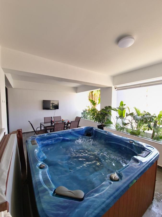 Carisa Deluxe Apartment With Jacuzzi Larnaca Exterior photo